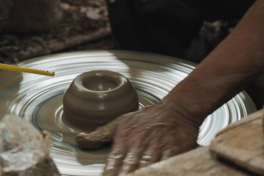 Bir konteyner yapmak için elle çanak çömlek yapma