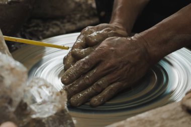 Bir konteyner yapmak için elle çanak çömlek yapma