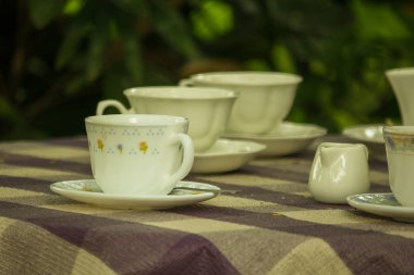 Masada beyaz bir kahve fincanı