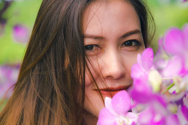 Una Mujer Pie Sobre Una Hermosa Orquídea Rosa Floreciendo —  Fotos de Stock