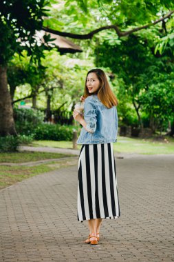 Parkta yürüyen kadın.