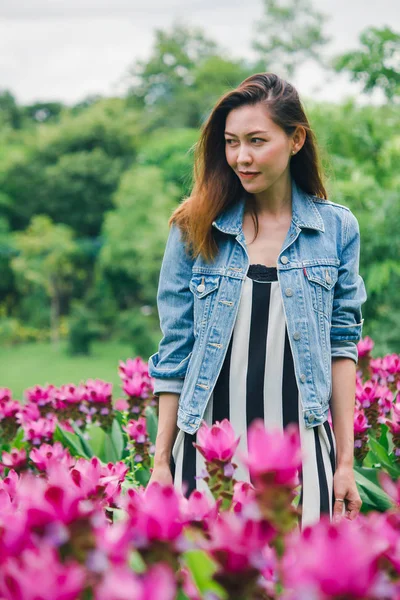 Pembe Çiçek Bahçesinde Duran Bir Kadın — Stok fotoğraf