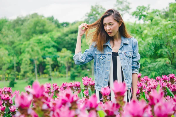 Жінка Стоїть Рожевому Квітковому Саду — стокове фото