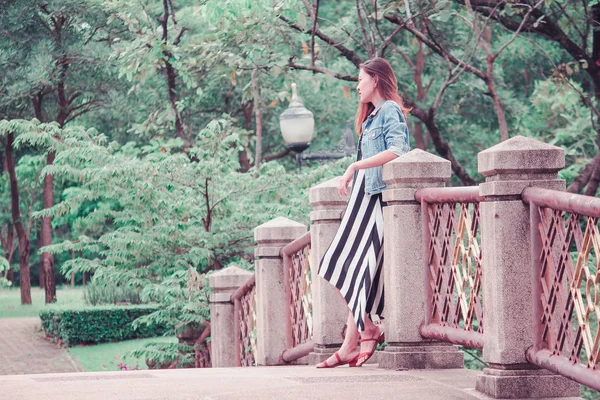 Femme Penchée Sur Pont Dans Parc — Photo