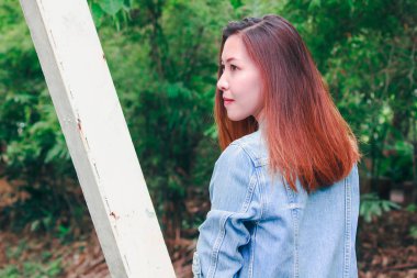 Parkta köprüye yaslanan kadın