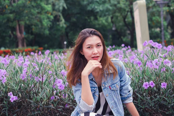 Mulher Sentada Parque Onde Flores Estão Florescendo Lindamente — Fotografia de Stock