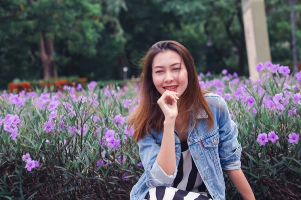 Mujer Sentada Parque Donde Las Flores Florecen Bellamente —  Fotos de Stock