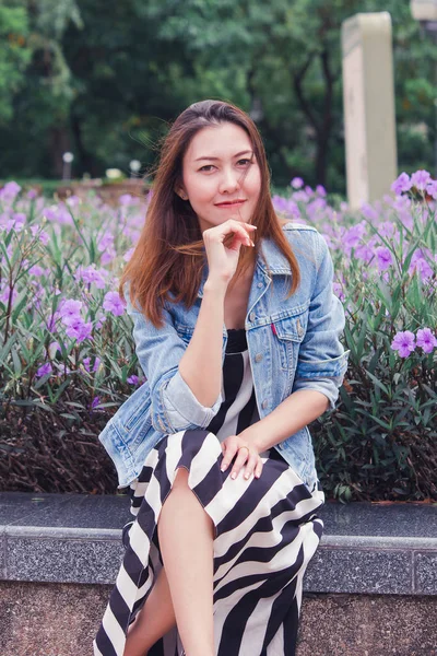 Vrouw Die Een Park Zit Waar Bloemen Prachtig Bloeien — Stockfoto