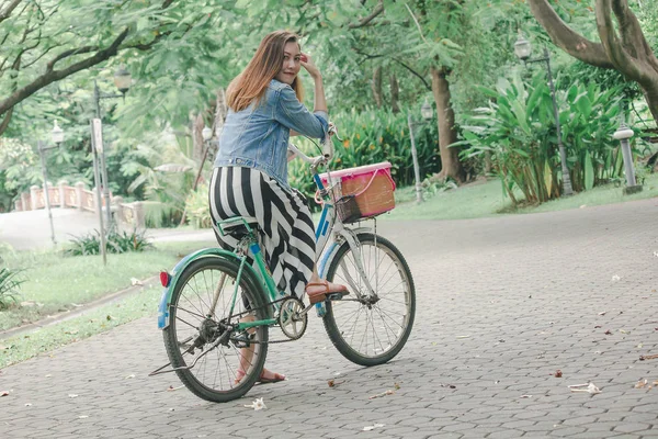 Μια Γυναίκα Που Κάθεται Ένα Ποδήλατο Στο Πάρκο — Φωτογραφία Αρχείου