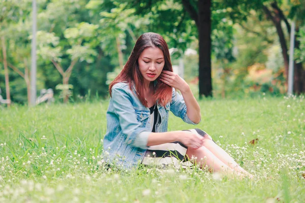 Eine Langhaarige Frau Sitzt Auf Dem Rasen — Stockfoto