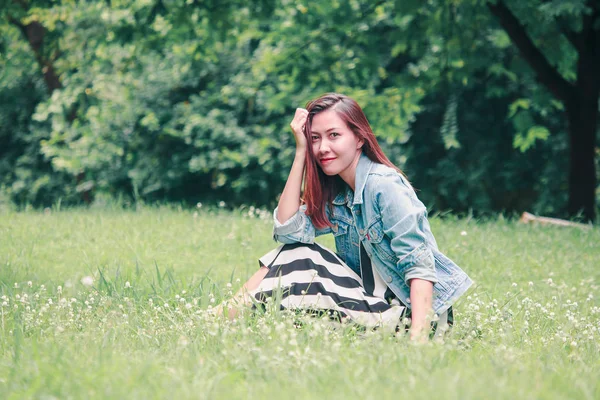 Długowłosy Kobieta Siedzi Trawniku — Zdjęcie stockowe