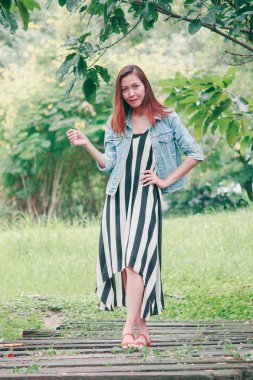 Uzun saçlı kadın bir ağacın altında poz veriyor