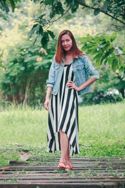 Uzun saçlı kadın bir ağacın altında poz veriyor