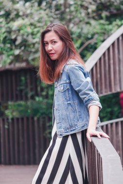 Parkta köprüye yaslanan kadın