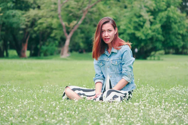 Długowłosy Kobieta Siedzi Trawniku — Zdjęcie stockowe