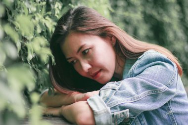 Parkta masada yatan kadın