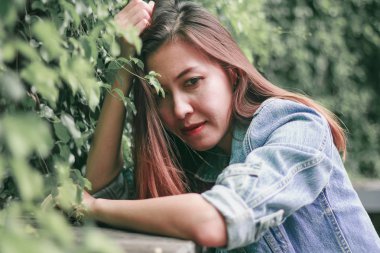 Parkta masada yatan kadın