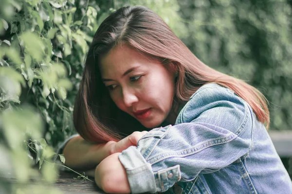 Woman Lying Table Park — Stock Photo, Image