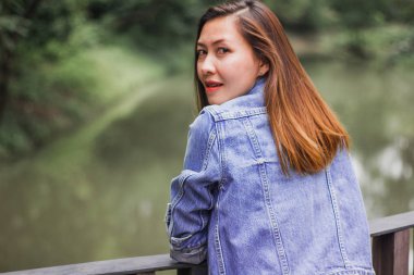 Parkta köprüye yaslanan kadın