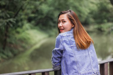 Parkta köprüye yaslanan kadın