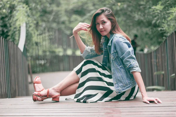 Seorang Wanita Duduk Jembatan Taman — Stok Foto