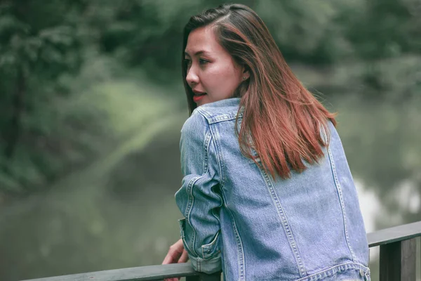 Vrouw Leunend Een Brug Het Park — Stockfoto