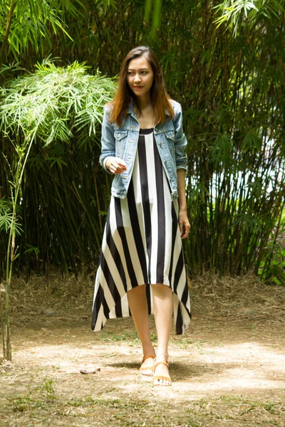 Parkta Bir Bambu Ağacının Altında Duran Kadın — Stok fotoğraf