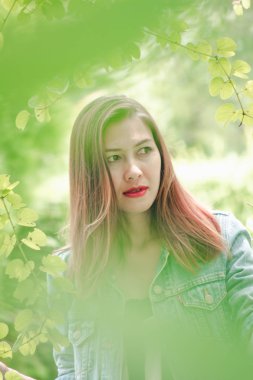  yaprağın altında duran kadın