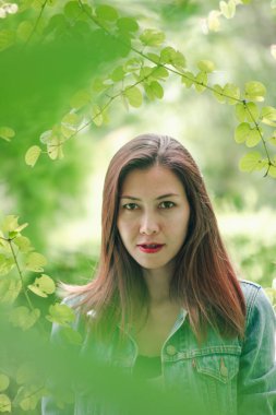  yaprağın altında duran kadın