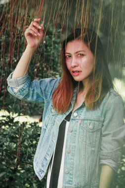  yaprağın altında duran kadın