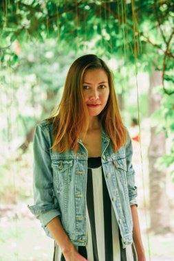 yaprağın altında duran kadın