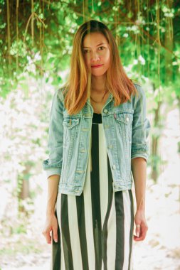 yaprağın altında duran kadın