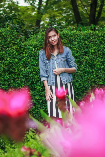 站在粉红色花园的女人 — 图库照片