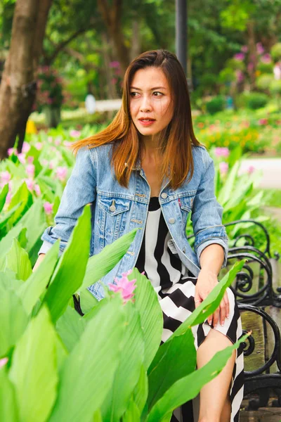 Женщина Сидит Цветочном Саду Парке — стоковое фото