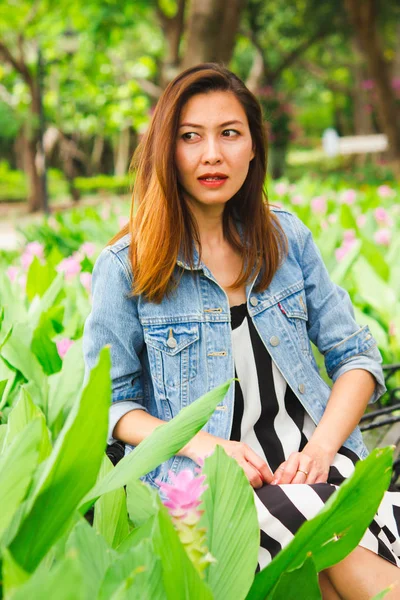 Женщина Сидит Цветочном Саду Парке — стоковое фото