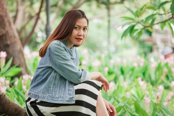 Mujer Sentada Jardín Flores Parque —  Fotos de Stock