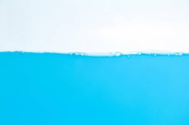 Su sıçraması. Aqua dalgalar ve kabarcıklar halinde akıyor. beyaz arkaplan.