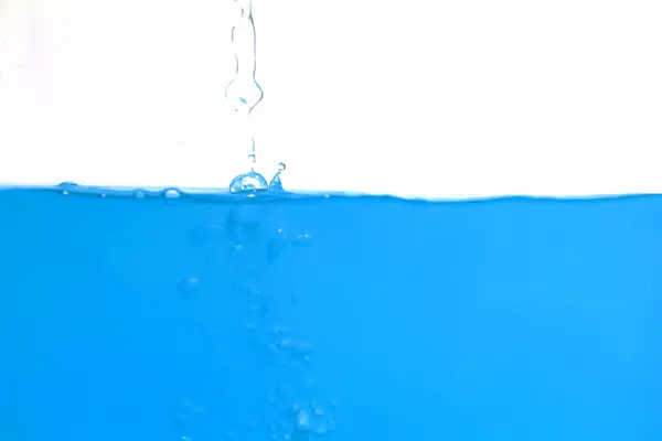 Víz Fröccsenés Víz Hullámokban Buborékokban Áramlik Fehér Alapon — Stock Fotó