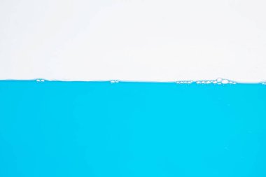 Su sıçraması. Aqua dalgalar ve kabarcıklar halinde akıyor. beyaz arkaplan.