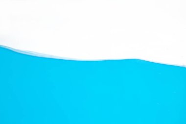 Su sıçraması. Aqua dalgalar ve kabarcıklar halinde akıyor. beyaz arkaplan.