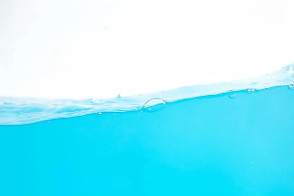 Postřik Vody Aqua Teče Vlnách Bublinách Bílém Pozadí — Stock fotografie