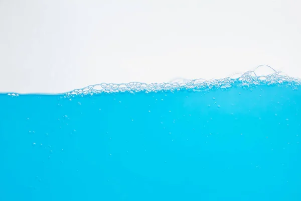 Een Waterplons Aqua Stroomt Golven Bellen Witte Achtergrond — Stockfoto