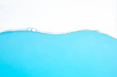 Su sıçraması. Aqua dalgalar ve kabarcıklar halinde akıyor. beyaz arkaplan.