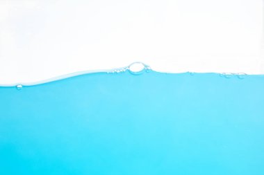 Su yüzeyi sıçrama ve kabarcıklar. beyaz arkaplan.