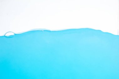 Su yüzeyi sıçrama ve kabarcıklar. beyaz arkaplan.