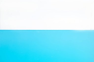 Su yüzeyi sıçrama ve kabarcıklar. beyaz arkaplan.