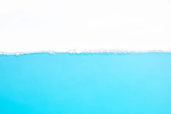 Su yüzeyi sıçrama ve kabarcıklar. beyaz arkaplan.