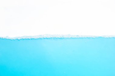 Su yüzeyi sıçrama ve kabarcıklar. beyaz arkaplan.