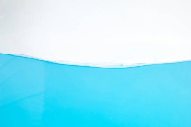 Su yüzeyi sıçrama ve kabarcıklar. beyaz arkaplan.