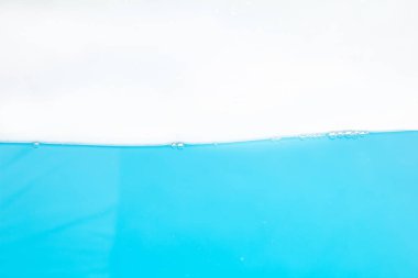 Su yüzeyi sıçrama ve kabarcıklar. beyaz arkaplan.